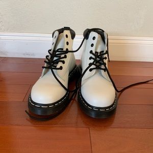 White ankle boots Dr. Martens size US7 EU37